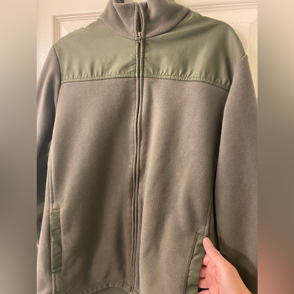 Men’s size L zip-up jacket 100% Polyester. Very Soft. Exterior/Interior pockets. - Picture 2 of 7